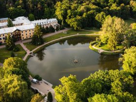Odpoczynek bez wyjazdu za granicę - dlaczego polskie uzdrowiska wracają do łask?